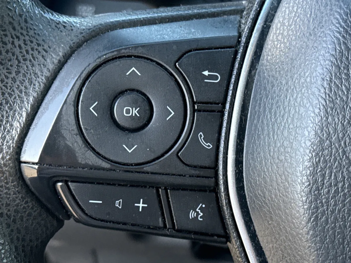 2020 Toyota Camry LE thumbnail 21