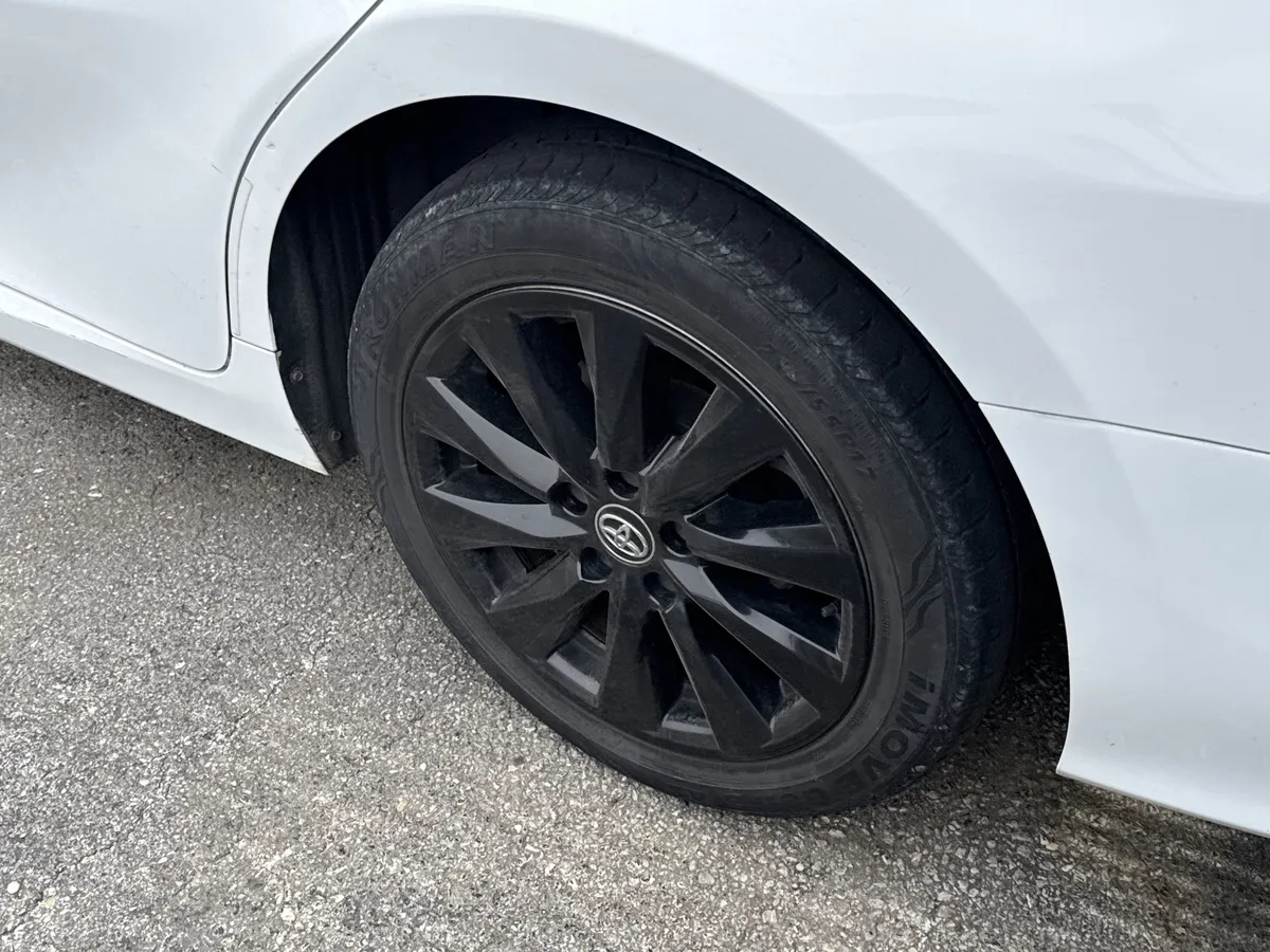 2020 Toyota Camry LE thumbnail 4