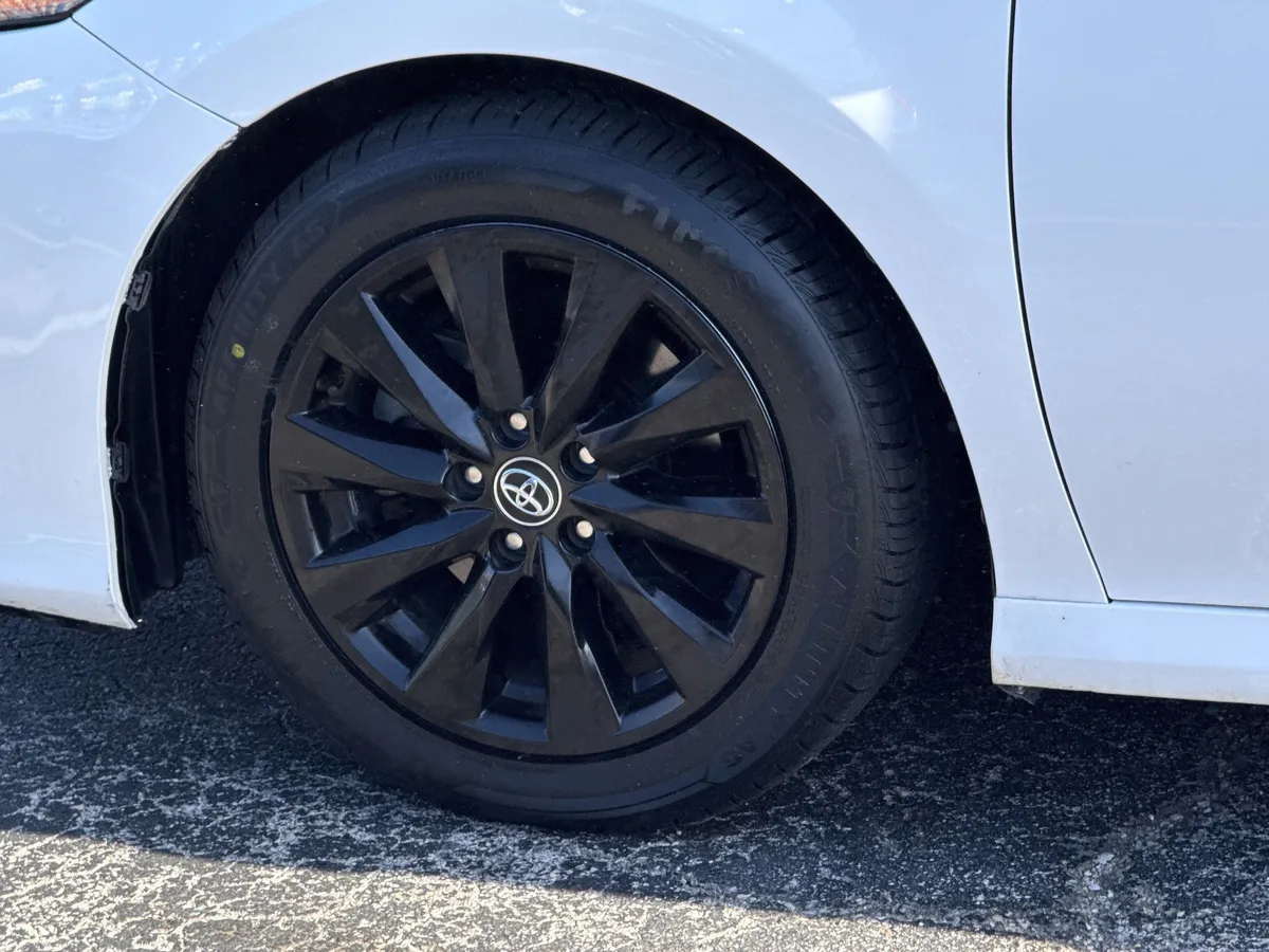 2020 Toyota Camry LE thumbnail 6