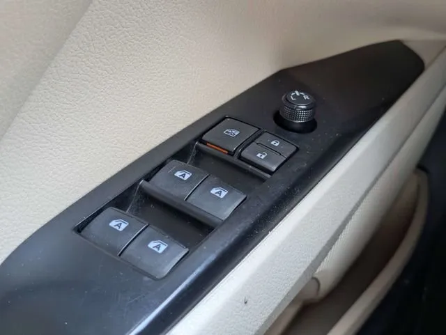 2020 Toyota Camry LE thumbnail 23