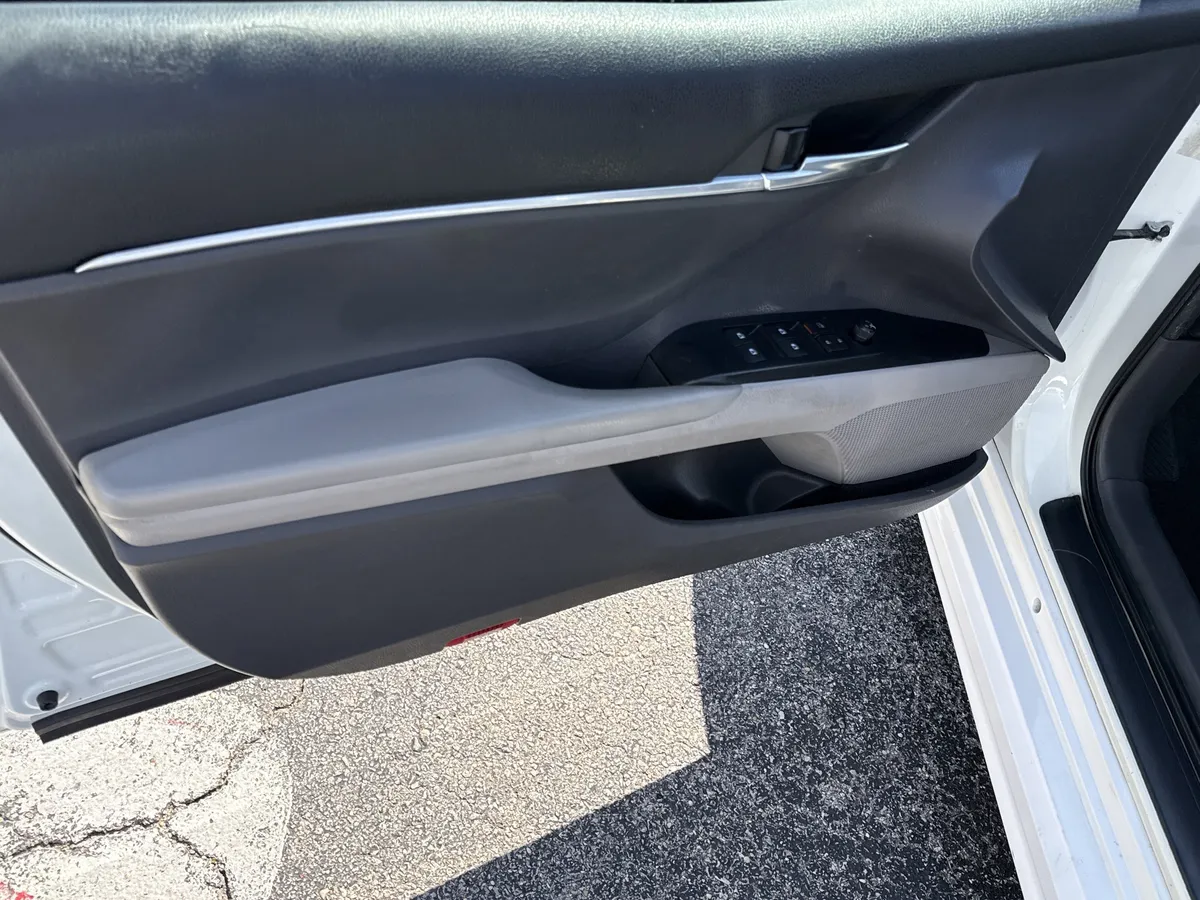 2020 Toyota Camry SE thumbnail 14