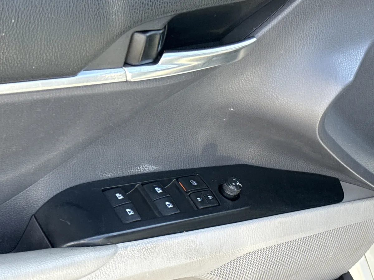 2020 Toyota Camry SE thumbnail 15