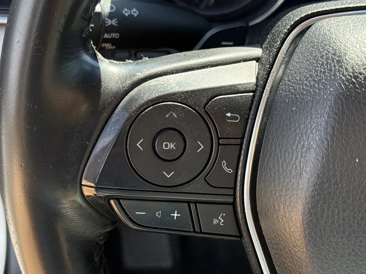 2020 Toyota Camry SE thumbnail 19