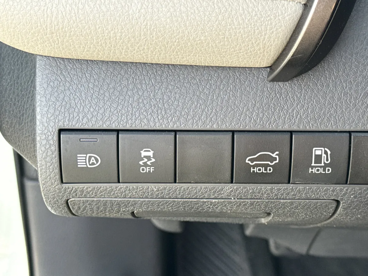 2020 Toyota Camry SE thumbnail 26