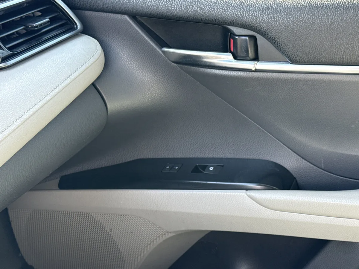2020 Toyota Camry SE thumbnail 27
