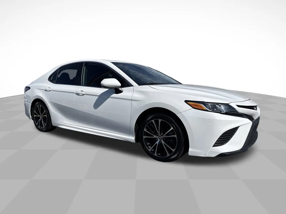 2020 Toyota Camry SE thumbnail 3