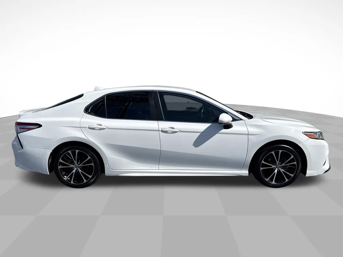 2020 Toyota Camry SE thumbnail 4