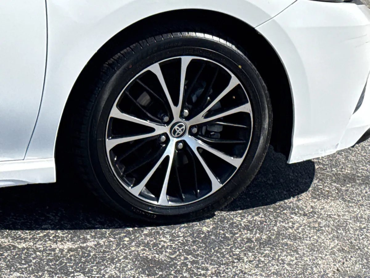2020 Toyota Camry SE thumbnail 5