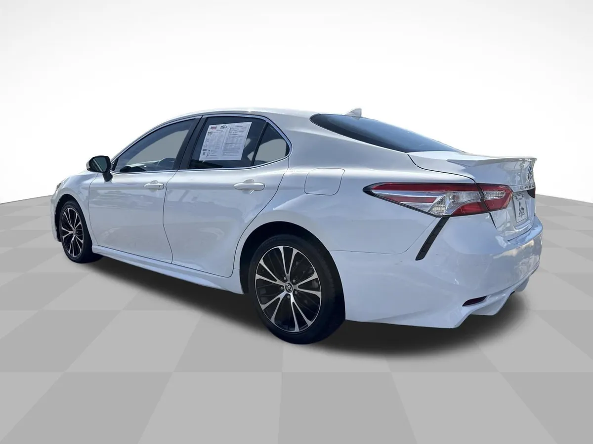 2020 Toyota Camry SE thumbnail 7
