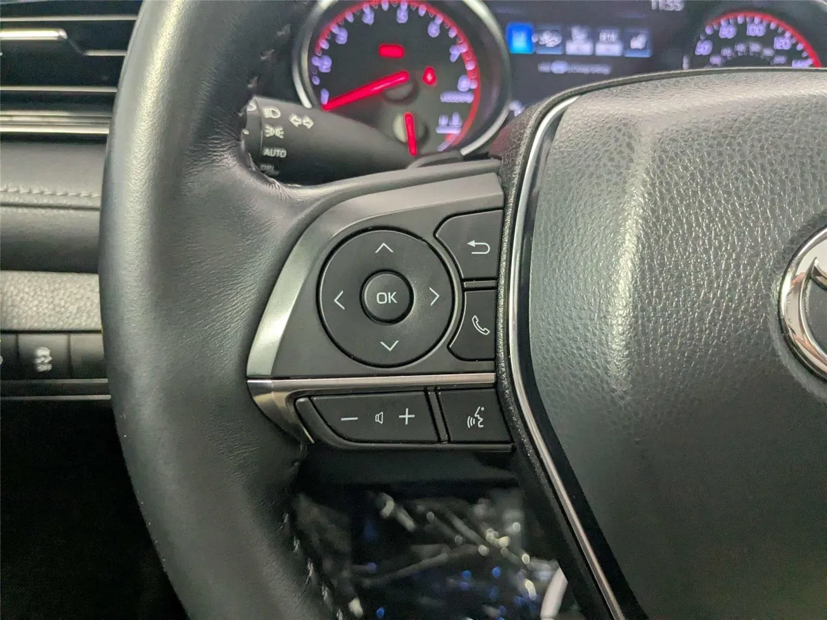 2020 Toyota Camry XSE thumbnail 18