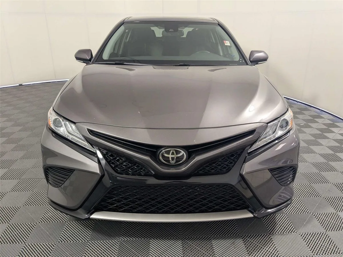 2020 Toyota Camry XSE thumbnail 3
