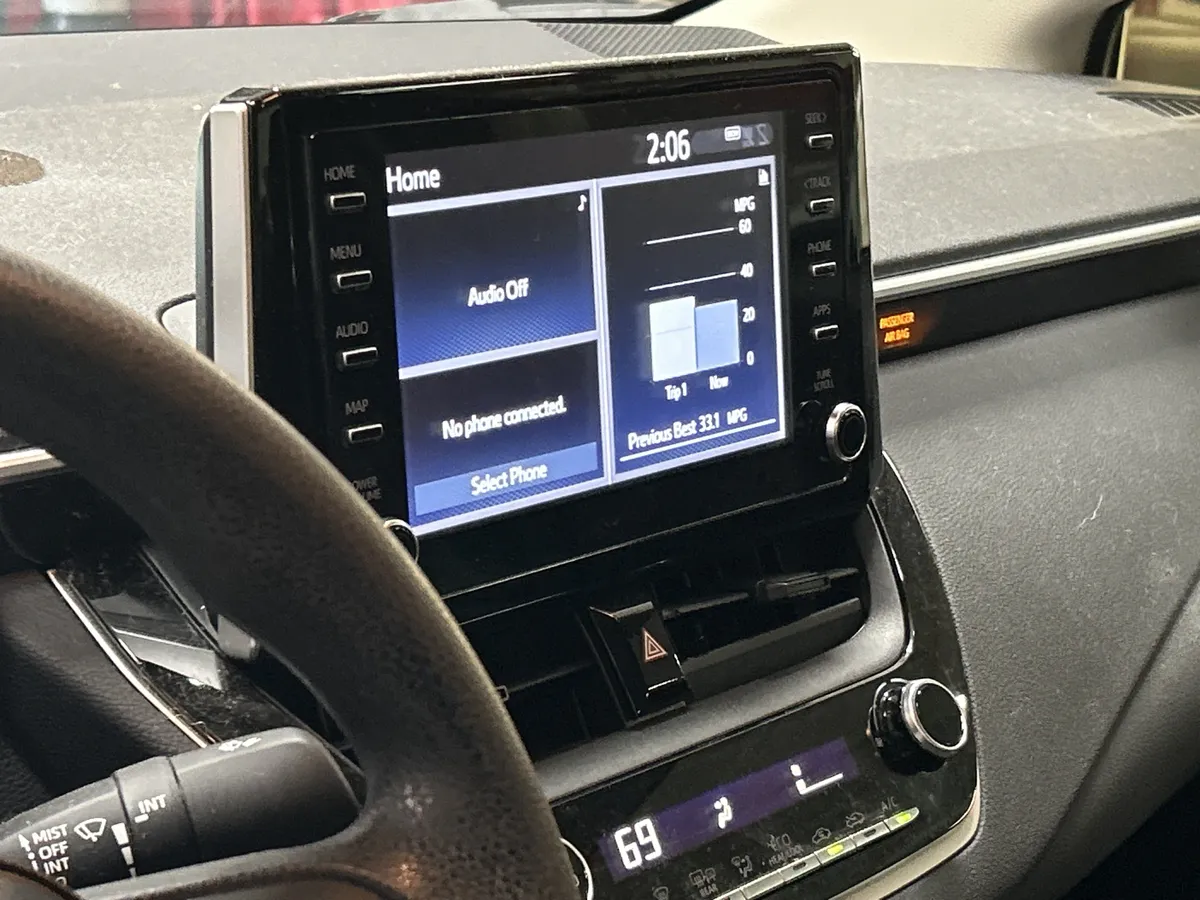 2020 Toyota Corolla LE thumbnail 11