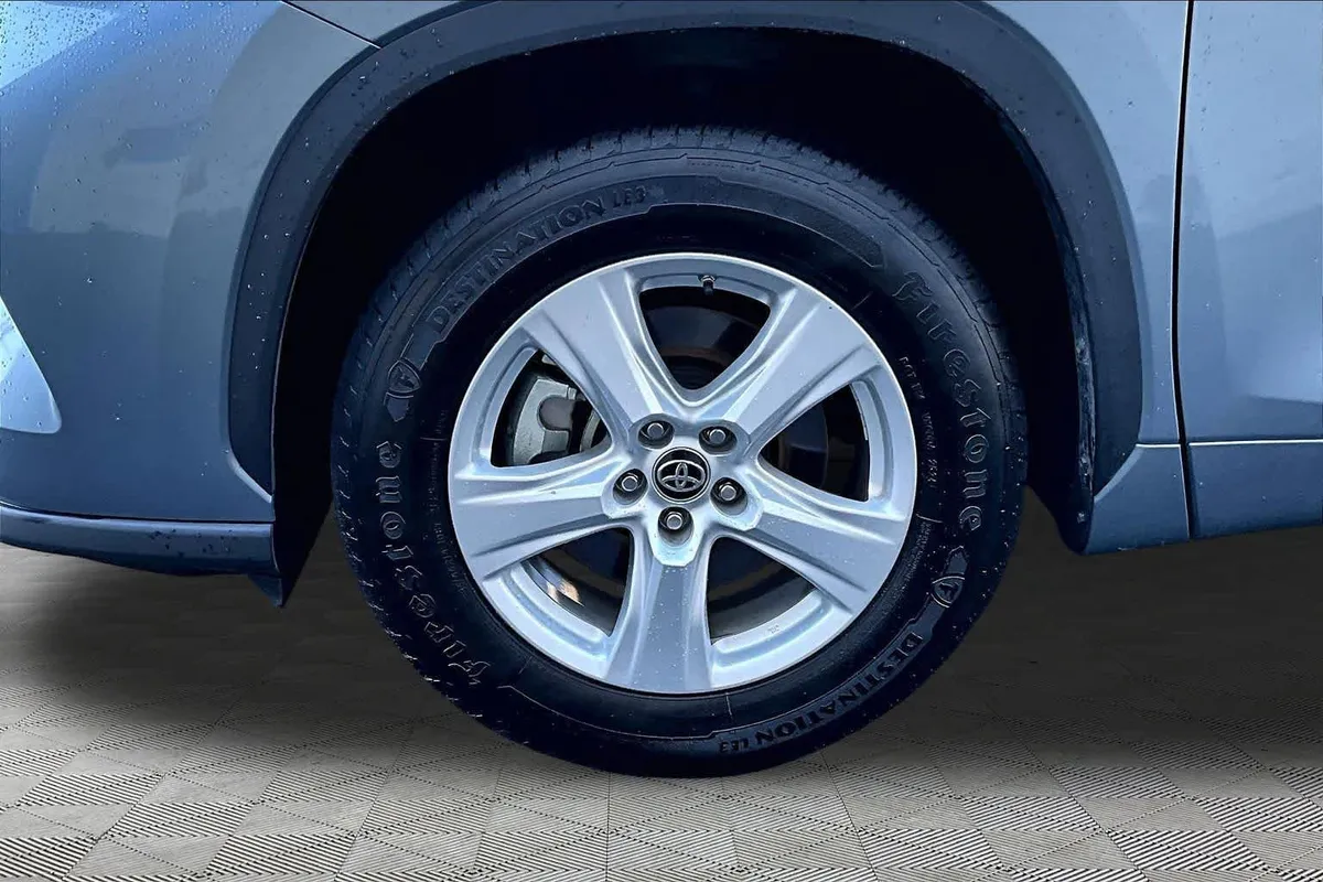 2020 Toyota Highlander Hybrid LE thumbnail 11