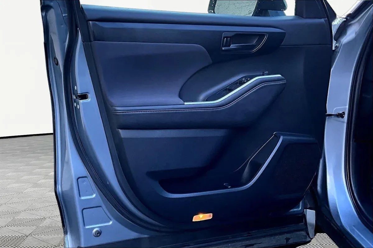 2020 Toyota Highlander Hybrid LE thumbnail 22