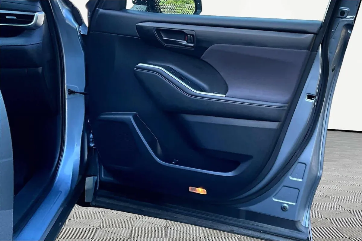 2020 Toyota Highlander Hybrid LE thumbnail 23