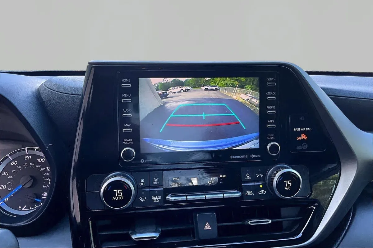 2020 Toyota Highlander Hybrid LE thumbnail 27