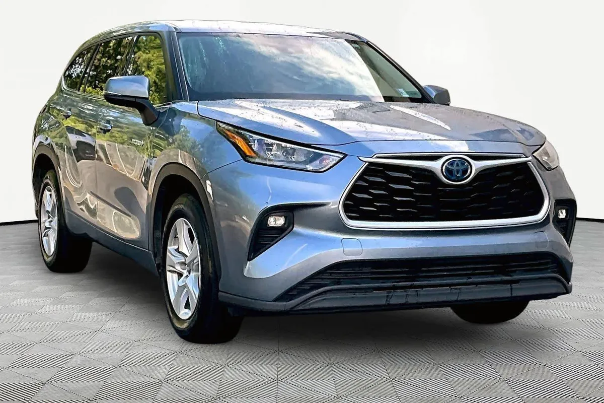2020 Toyota Highlander Hybrid LE thumbnail 3
