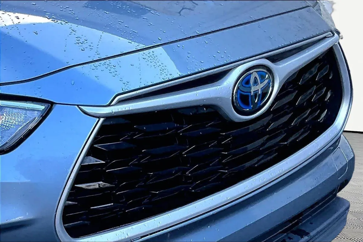 2020 Toyota Highlander Hybrid LE thumbnail 30
