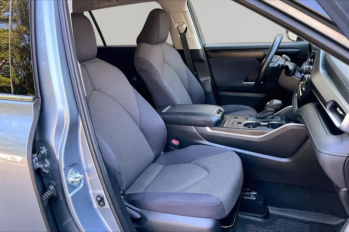 2020 Toyota Highlander Hybrid LE thumbnail 9