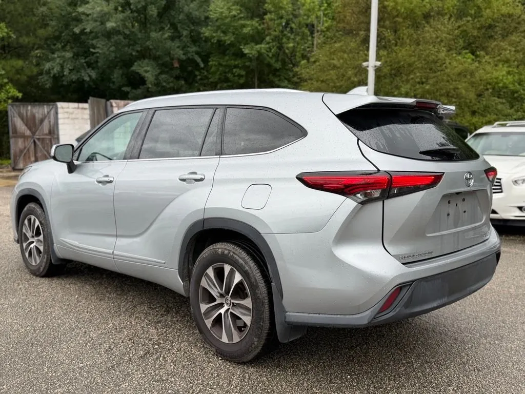 2020 Toyota Highlander XLE thumbnail 2