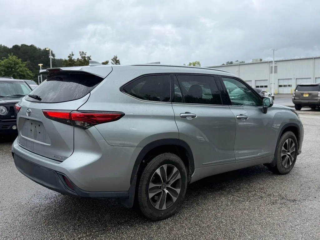 2020 Toyota Highlander XLE thumbnail 3
