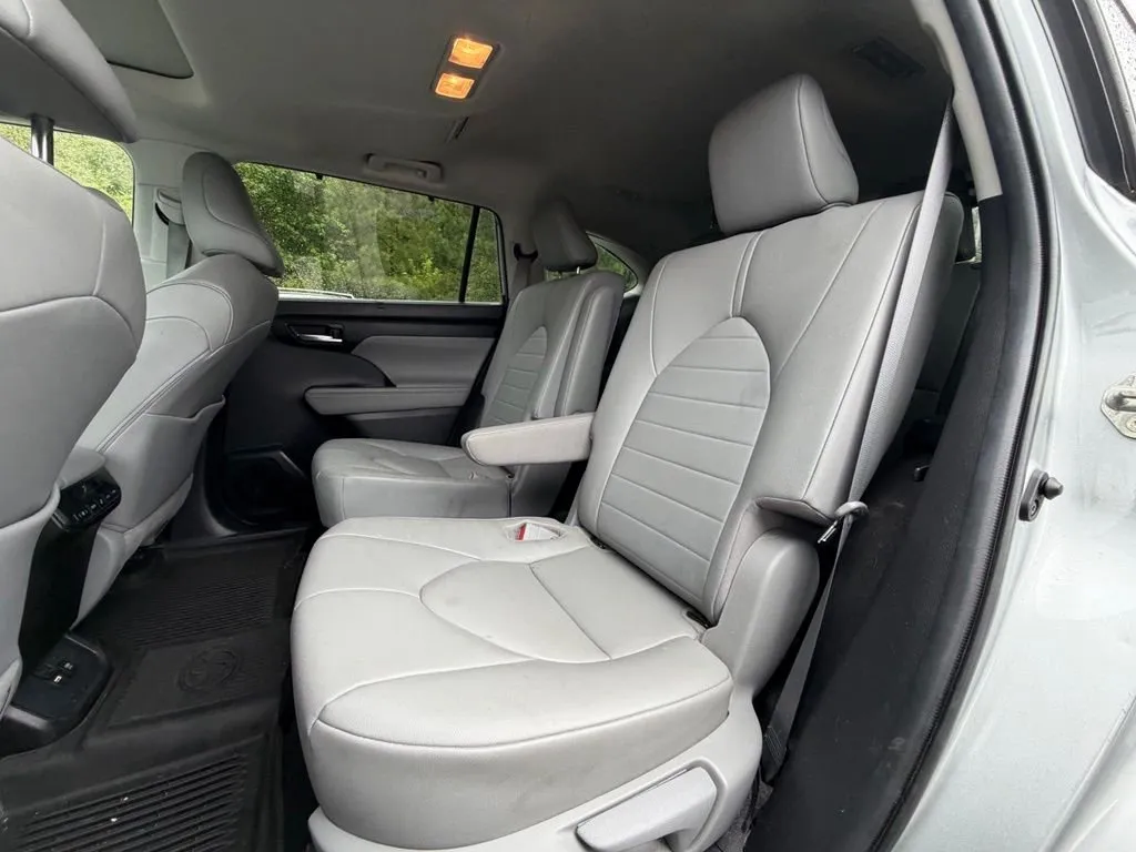 2020 Toyota Highlander XLE thumbnail 6