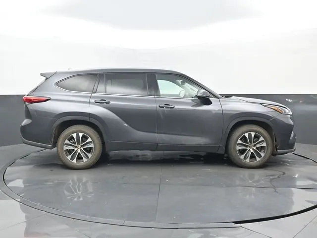 2020 Toyota Highlander XLE thumbnail 2