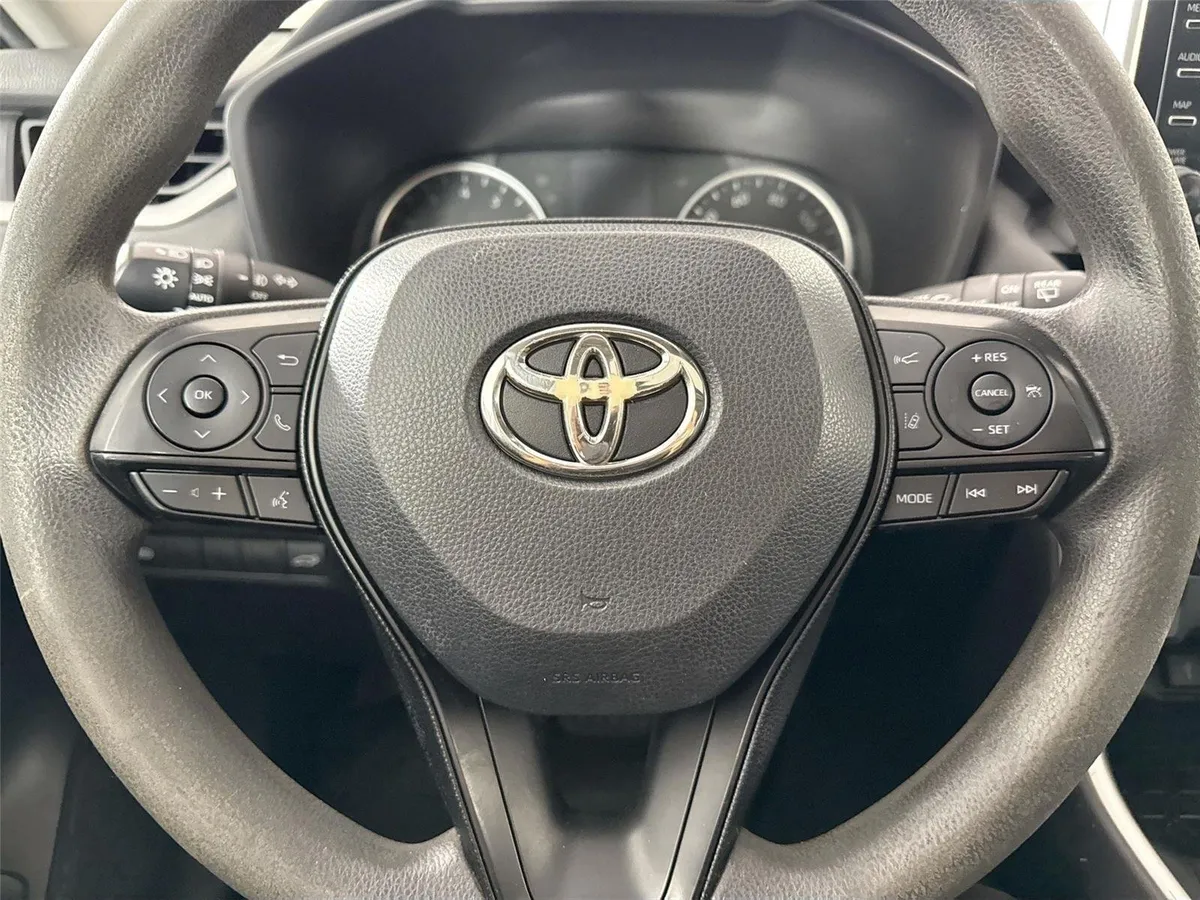 2020 Toyota RAV4 XLE thumbnail 15