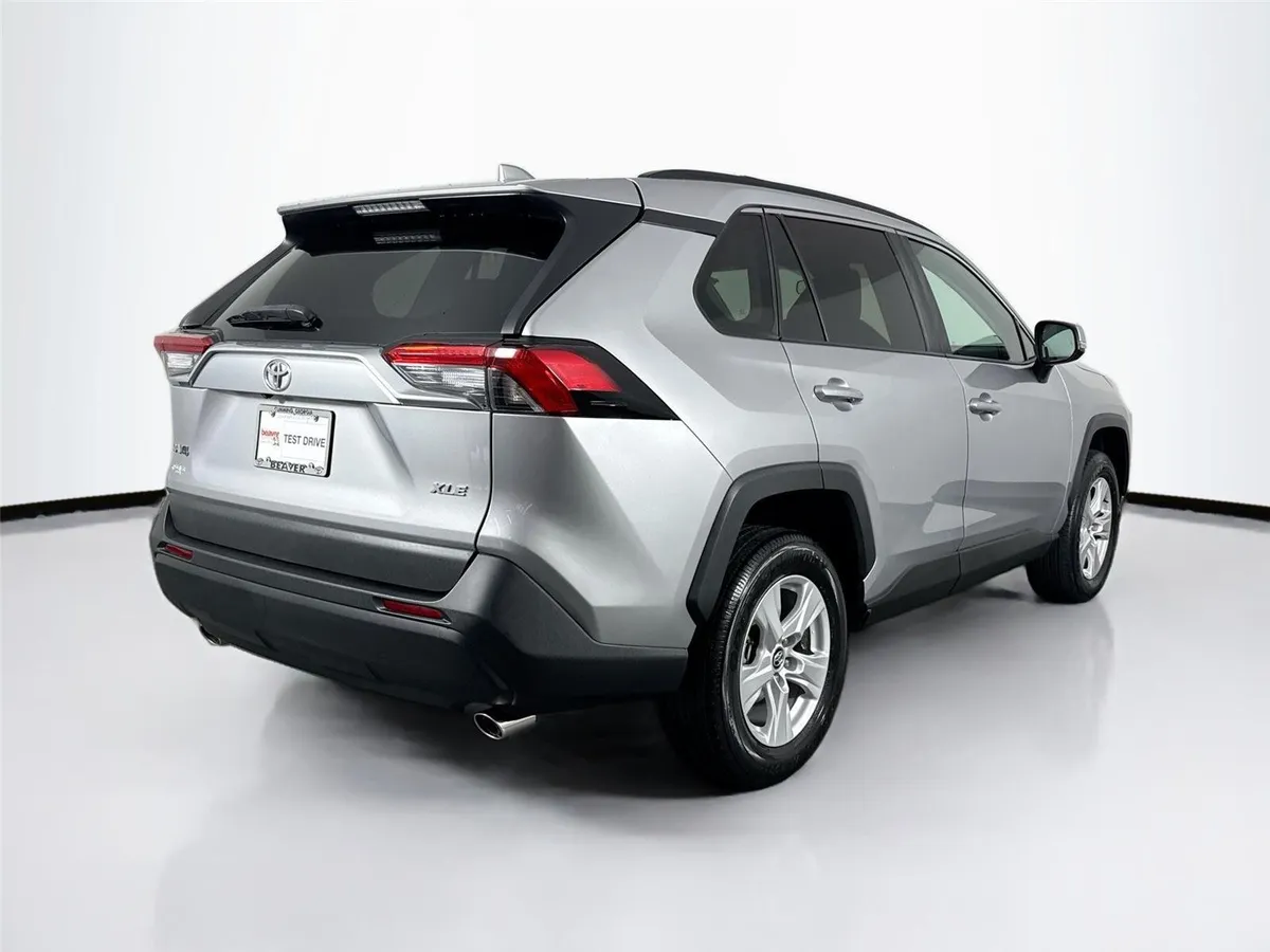2020 Toyota RAV4 XLE thumbnail 2