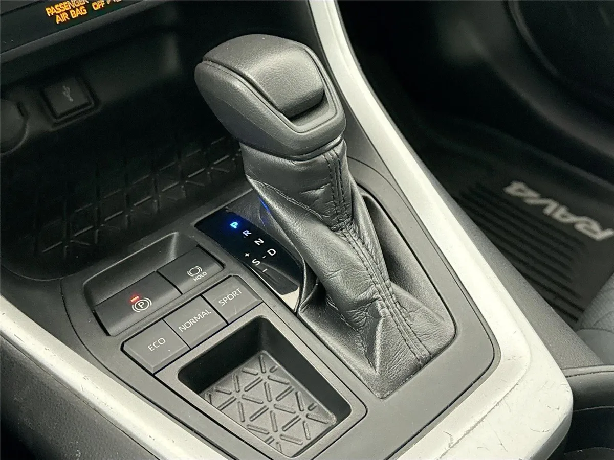 2020 Toyota RAV4 XLE thumbnail 25