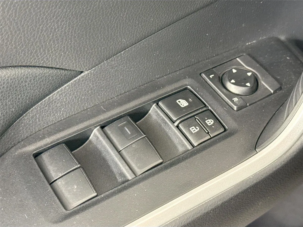 2020 Toyota RAV4 XLE thumbnail 26
