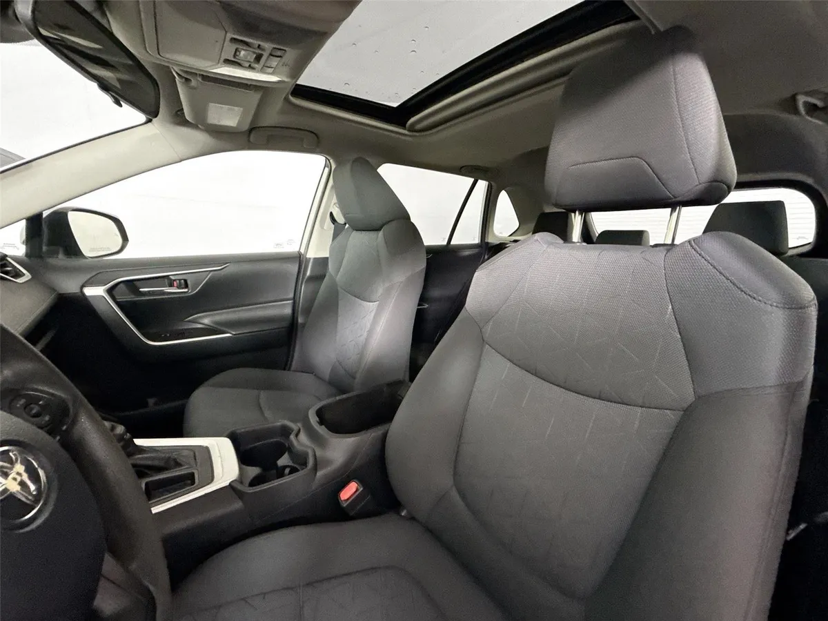 2020 Toyota RAV4 XLE thumbnail 3