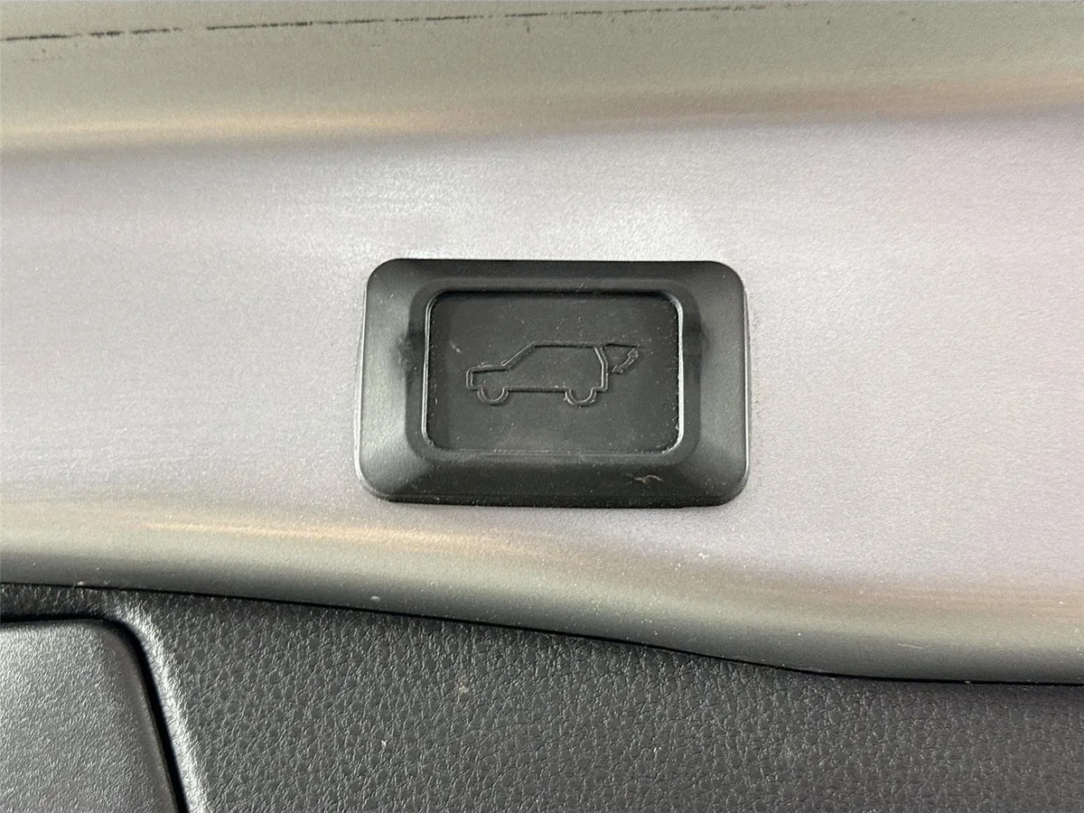 2020 Toyota RAV4 XLE thumbnail 35