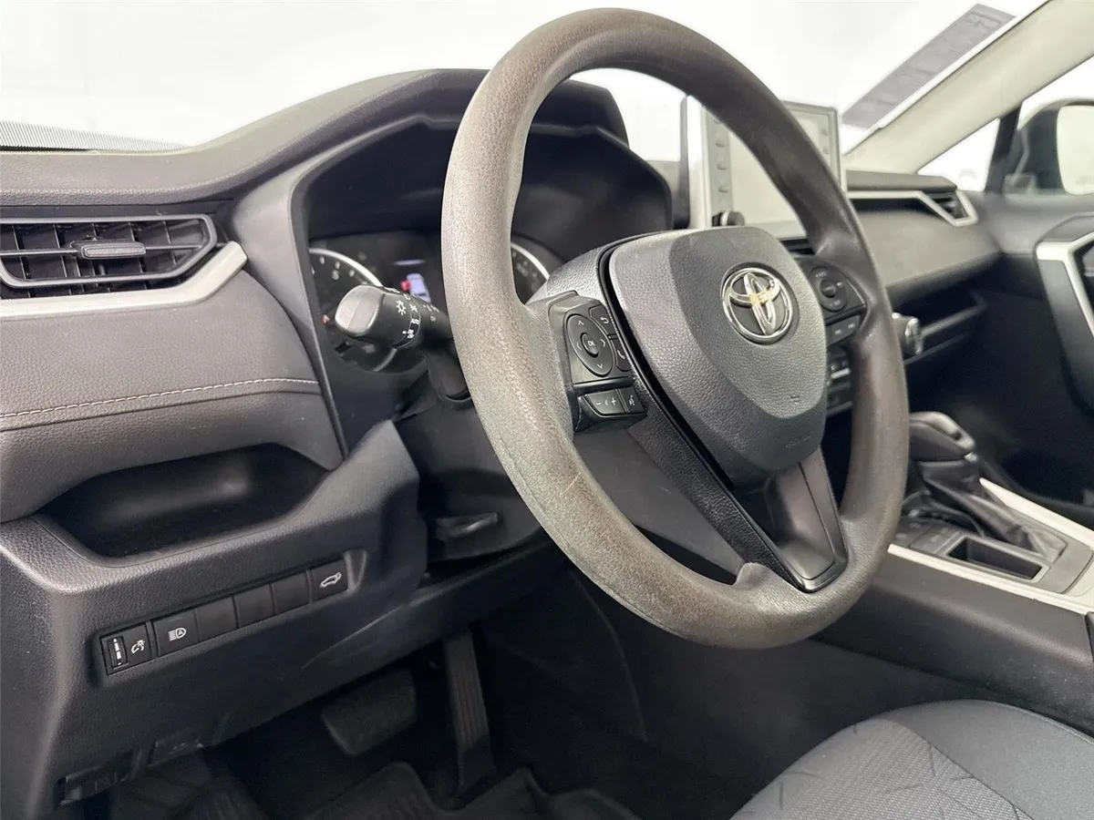 2020 Toyota RAV4 XLE thumbnail 5