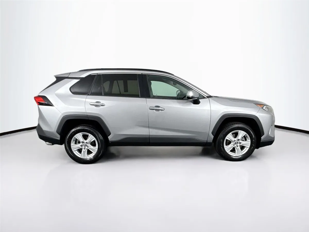 2020 Toyota RAV4 XLE thumbnail 9