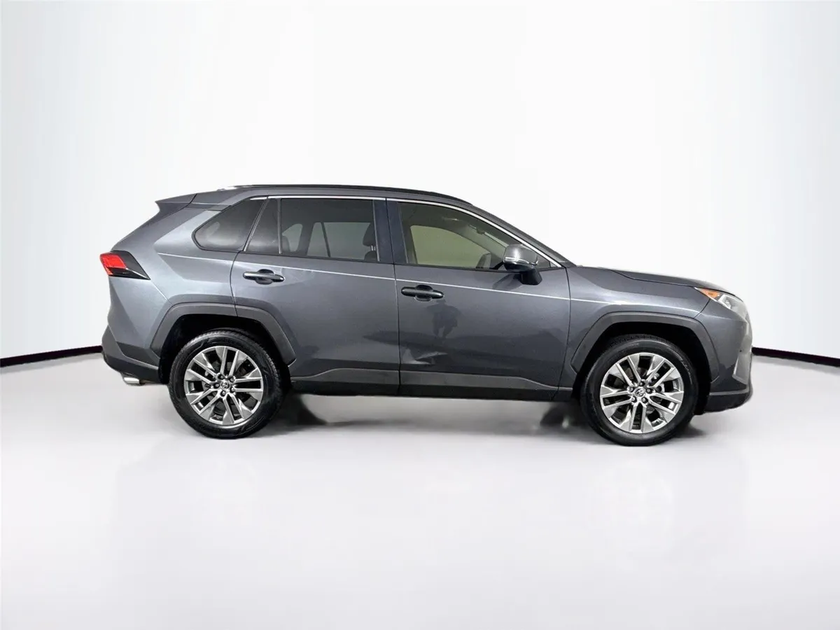 2020 Toyota RAV4 XLE Premium thumbnail 10