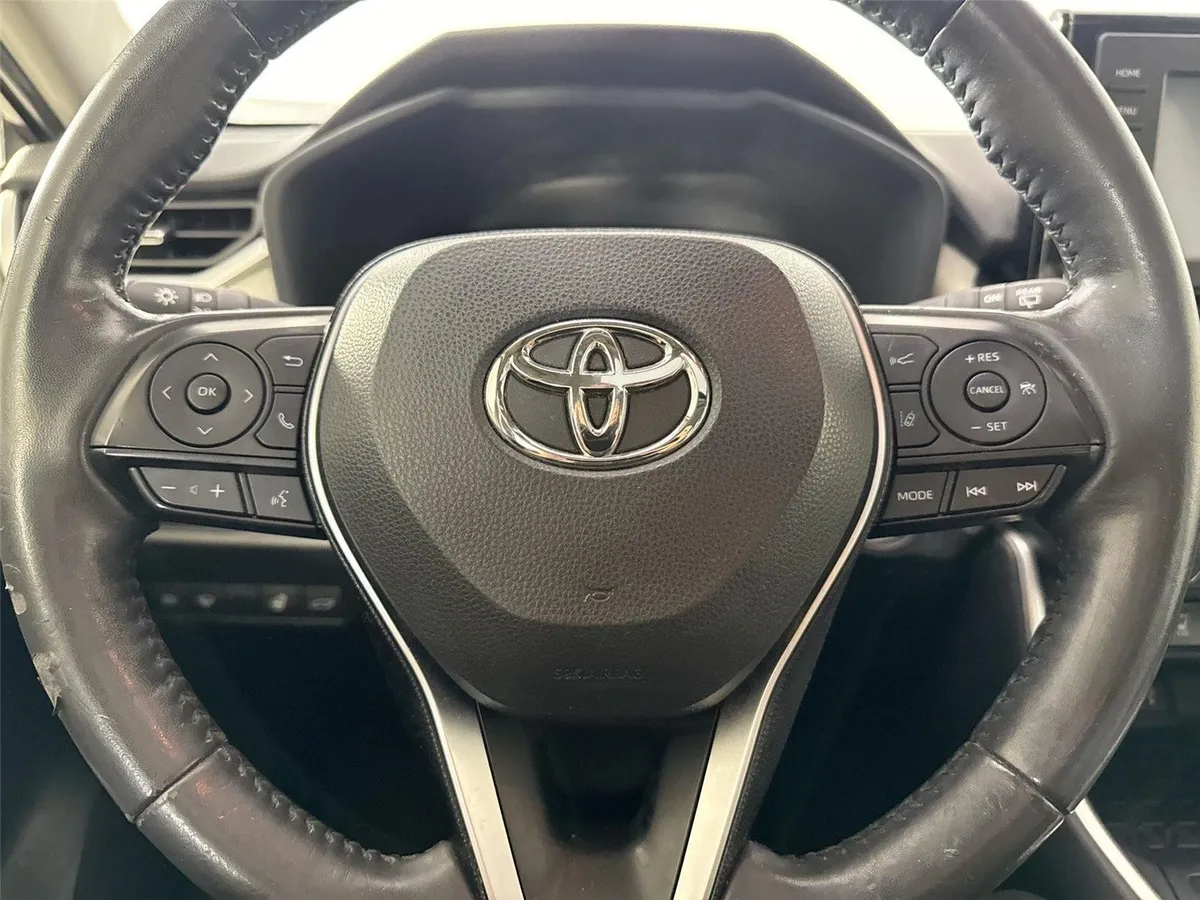 2020 Toyota RAV4 XLE Premium thumbnail 16