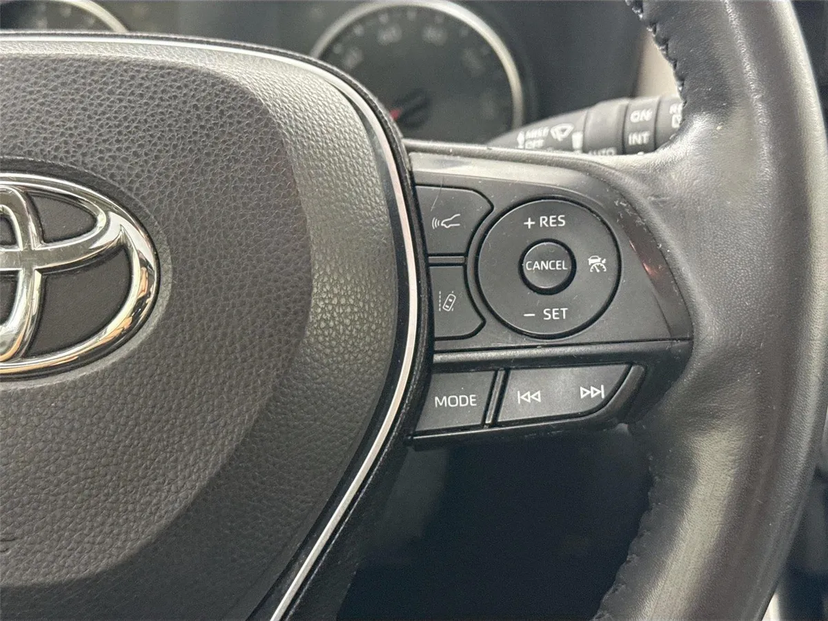 2020 Toyota RAV4 XLE Premium thumbnail 18