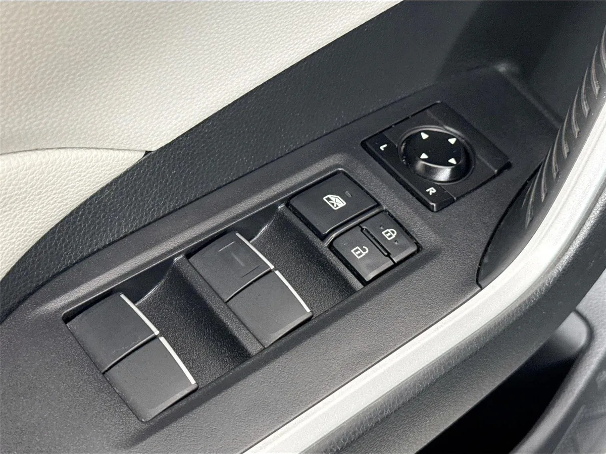 2020 Toyota RAV4 XLE Premium thumbnail 26