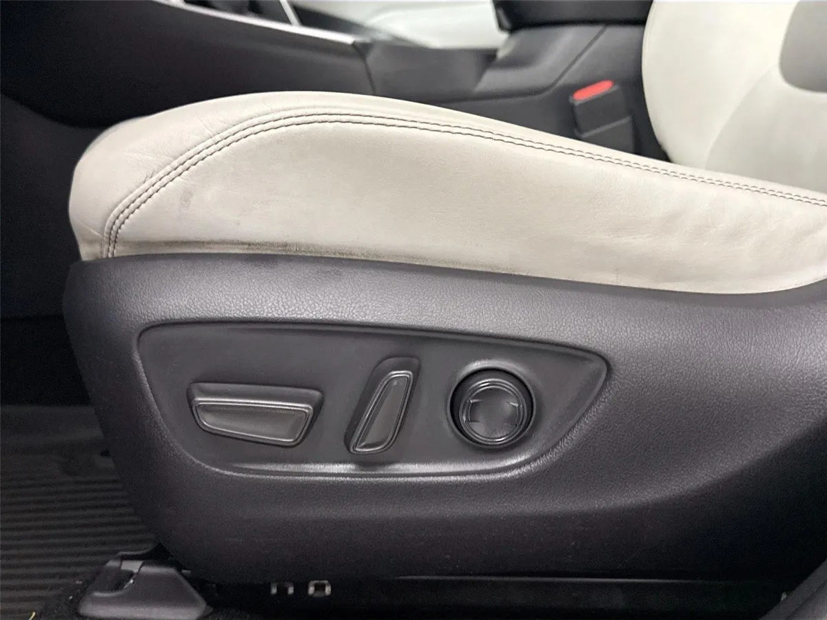 2020 Toyota RAV4 XLE Premium thumbnail 27