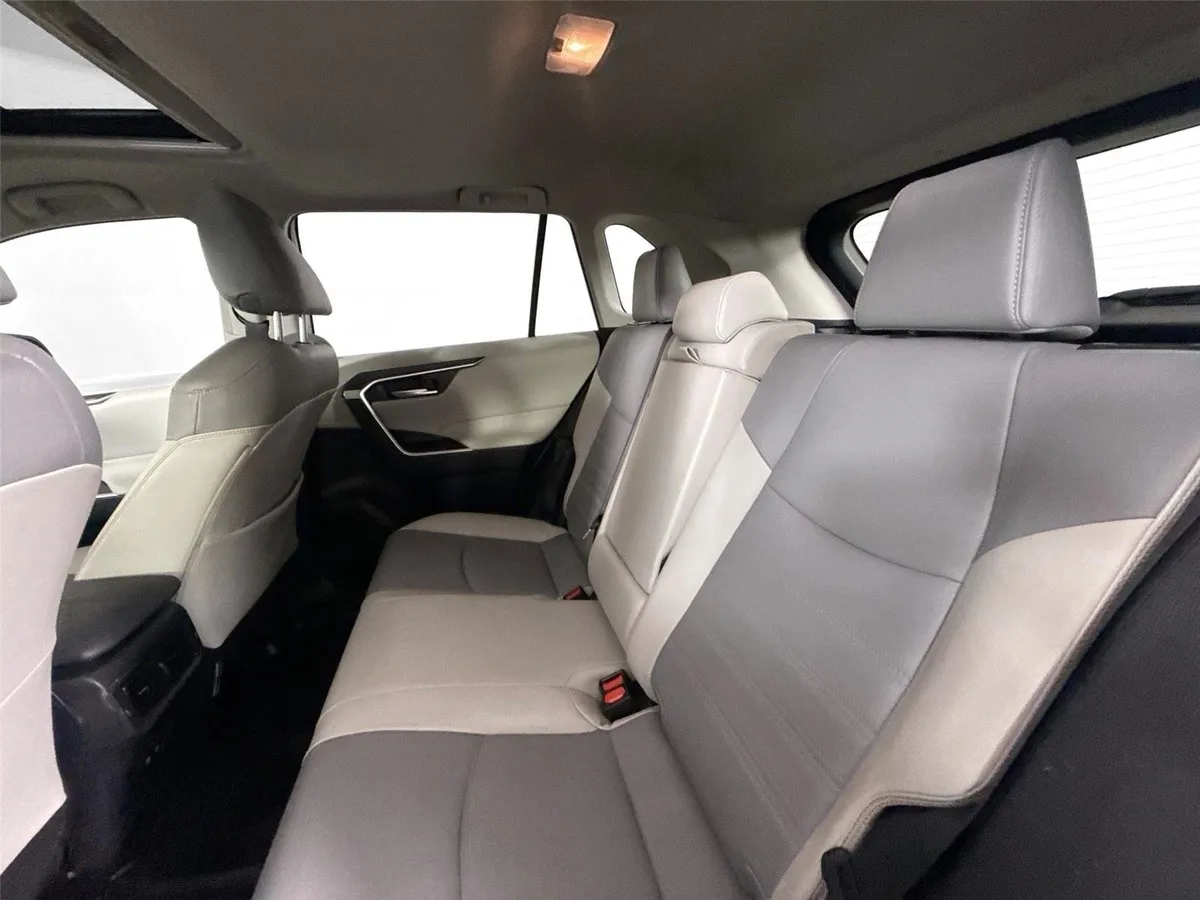 2020 Toyota RAV4 XLE Premium thumbnail 28