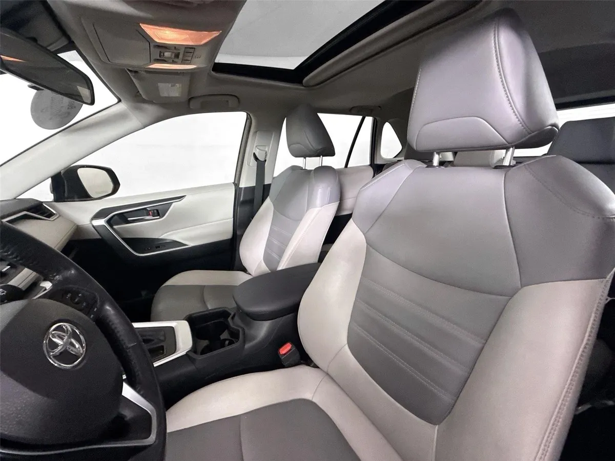 2020 Toyota RAV4 XLE Premium thumbnail 3