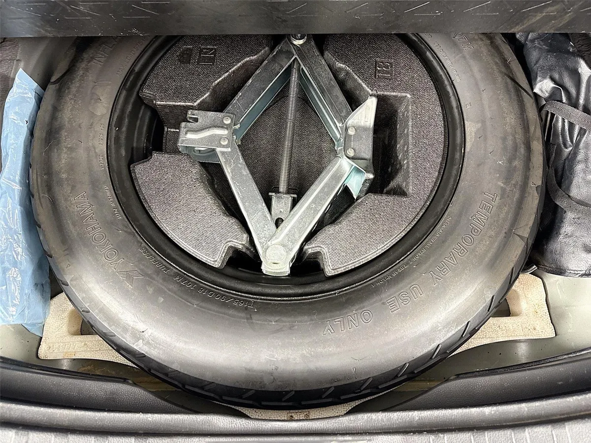 2020 Toyota RAV4 XLE Premium thumbnail 37