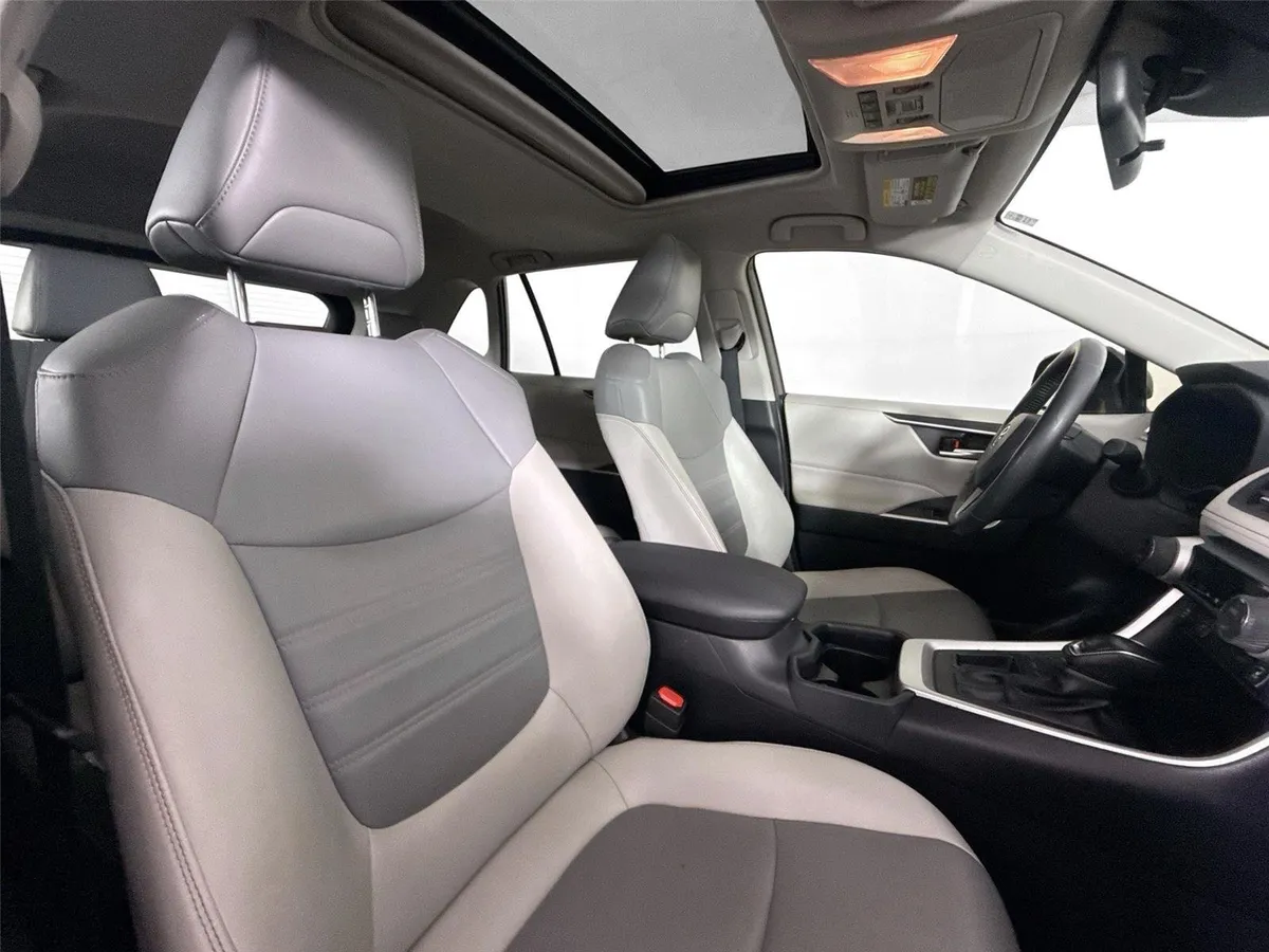 2020 Toyota RAV4 XLE Premium thumbnail 41
