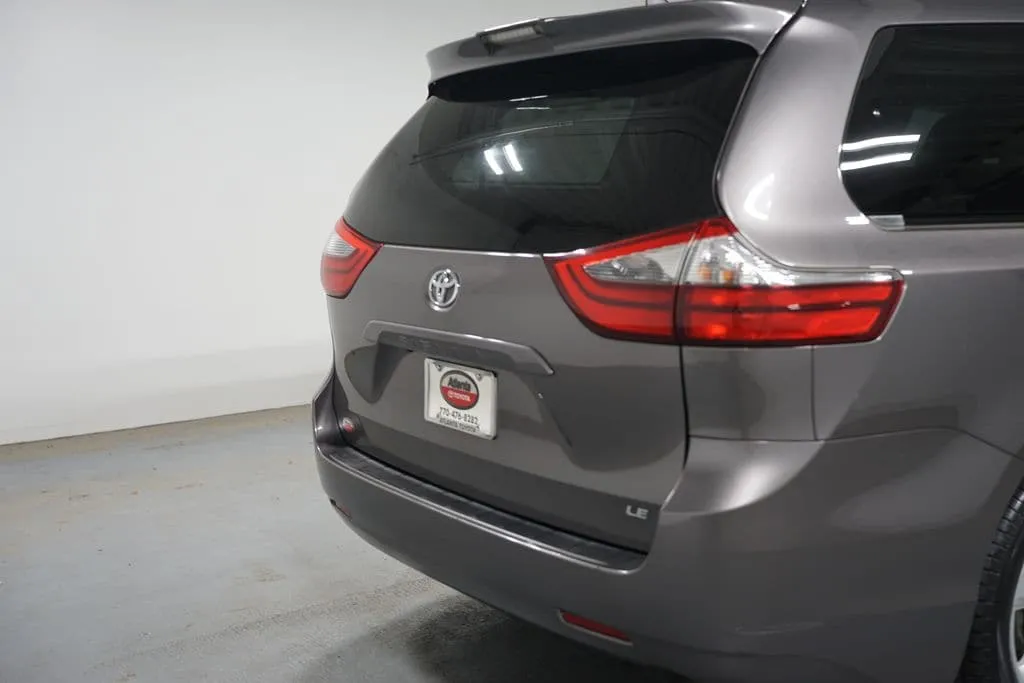 2020 Toyota Sienna LE thumbnail 10