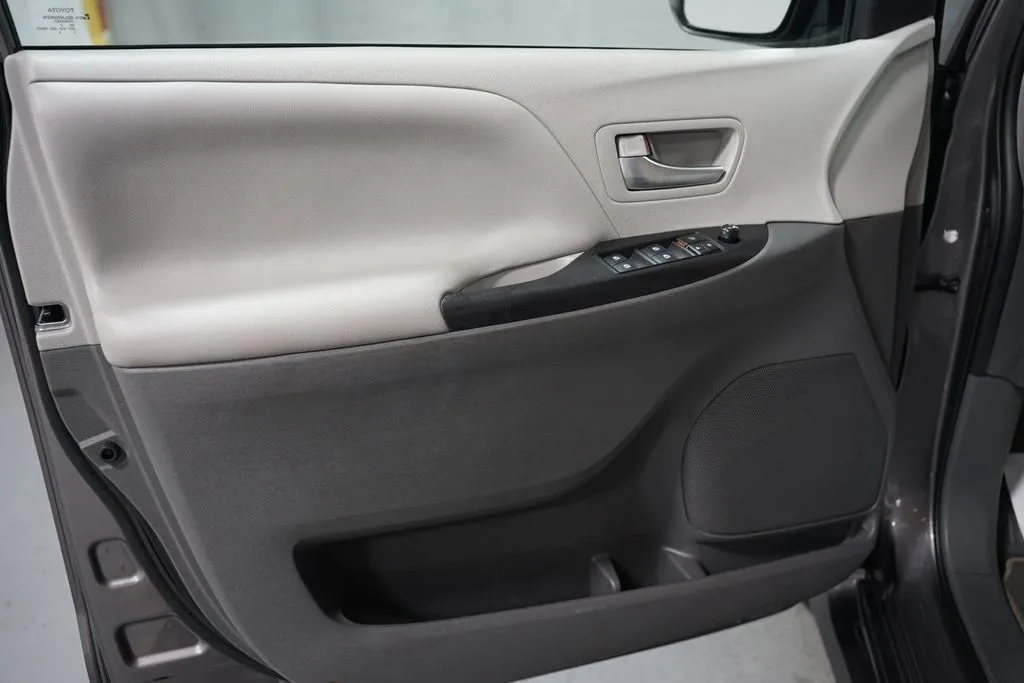 2020 Toyota Sienna LE thumbnail 12