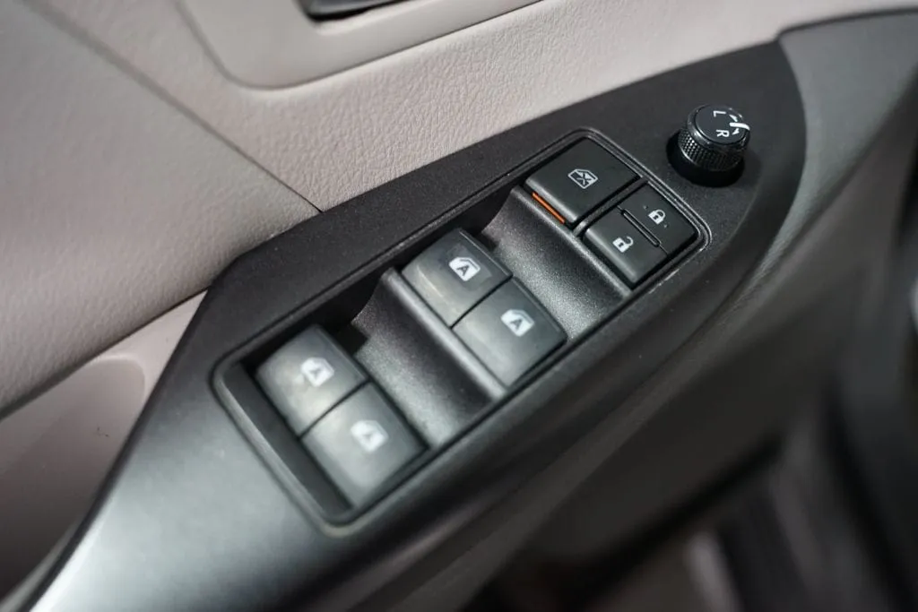 2020 Toyota Sienna LE thumbnail 13