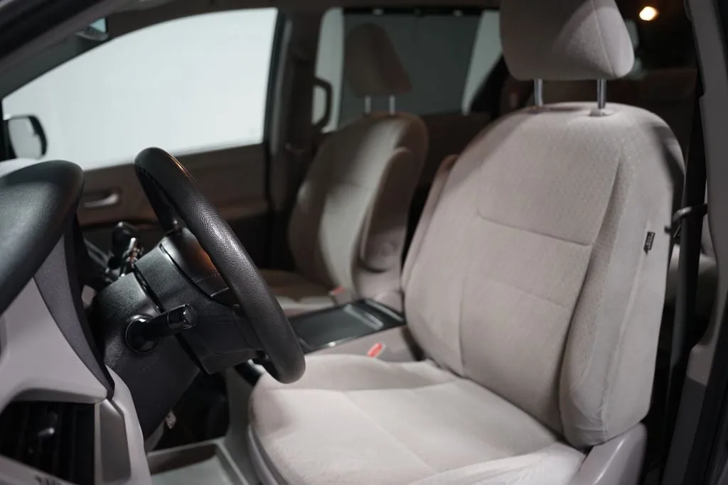 2020 Toyota Sienna LE thumbnail 15