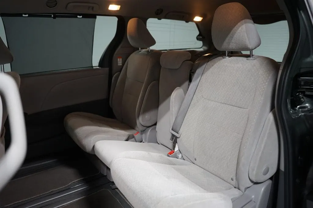 2020 Toyota Sienna LE thumbnail 16