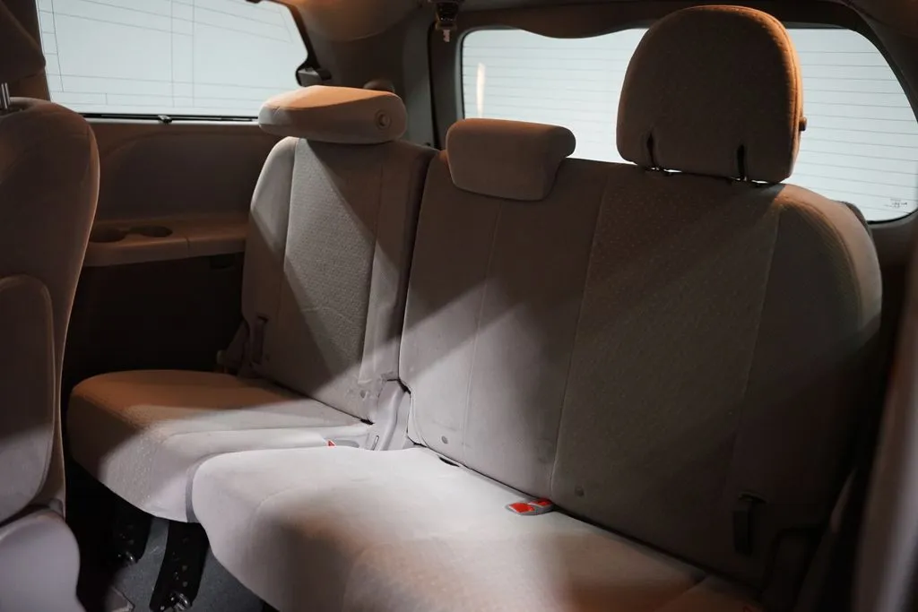 2020 Toyota Sienna LE thumbnail 17